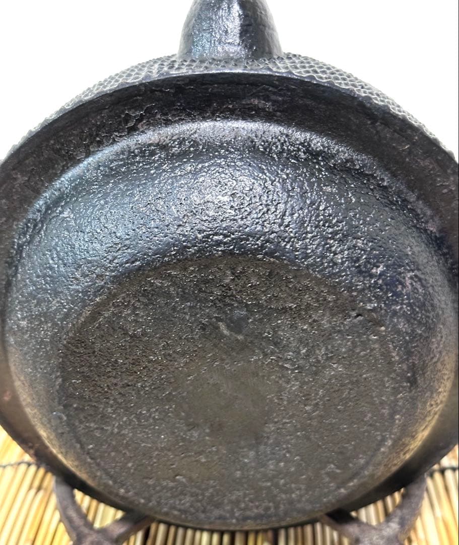 未使用品、保管品　南部岩鋳 四代目清末作 １５型　九重アラレ　南部鉄瓶