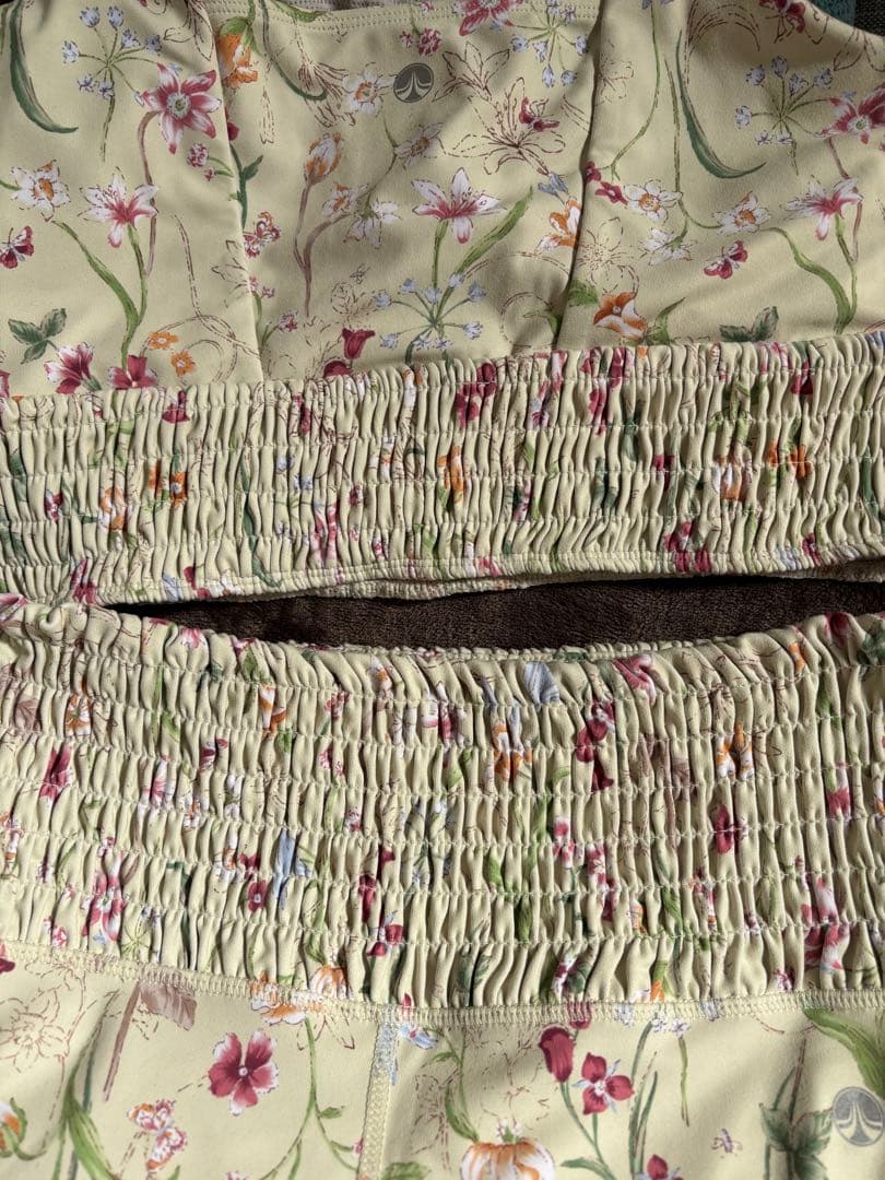 スカーラヨガウエア　上下　M サイズ　美品　薄黄色　小花柄　ブラトップ　レギンス