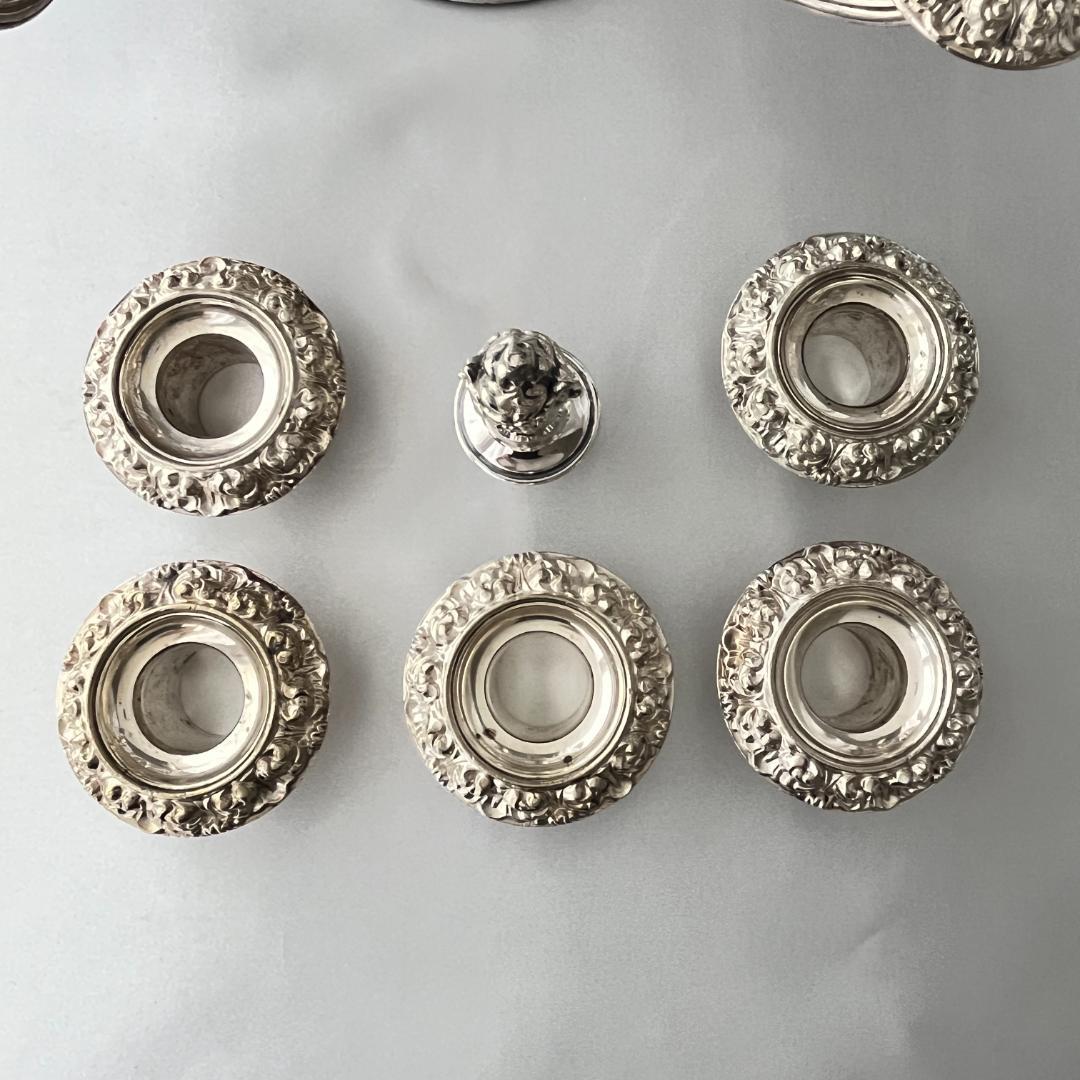 【英国】 薔薇モチーフのキャンドルスタンド【シルバープレート】火消し付き