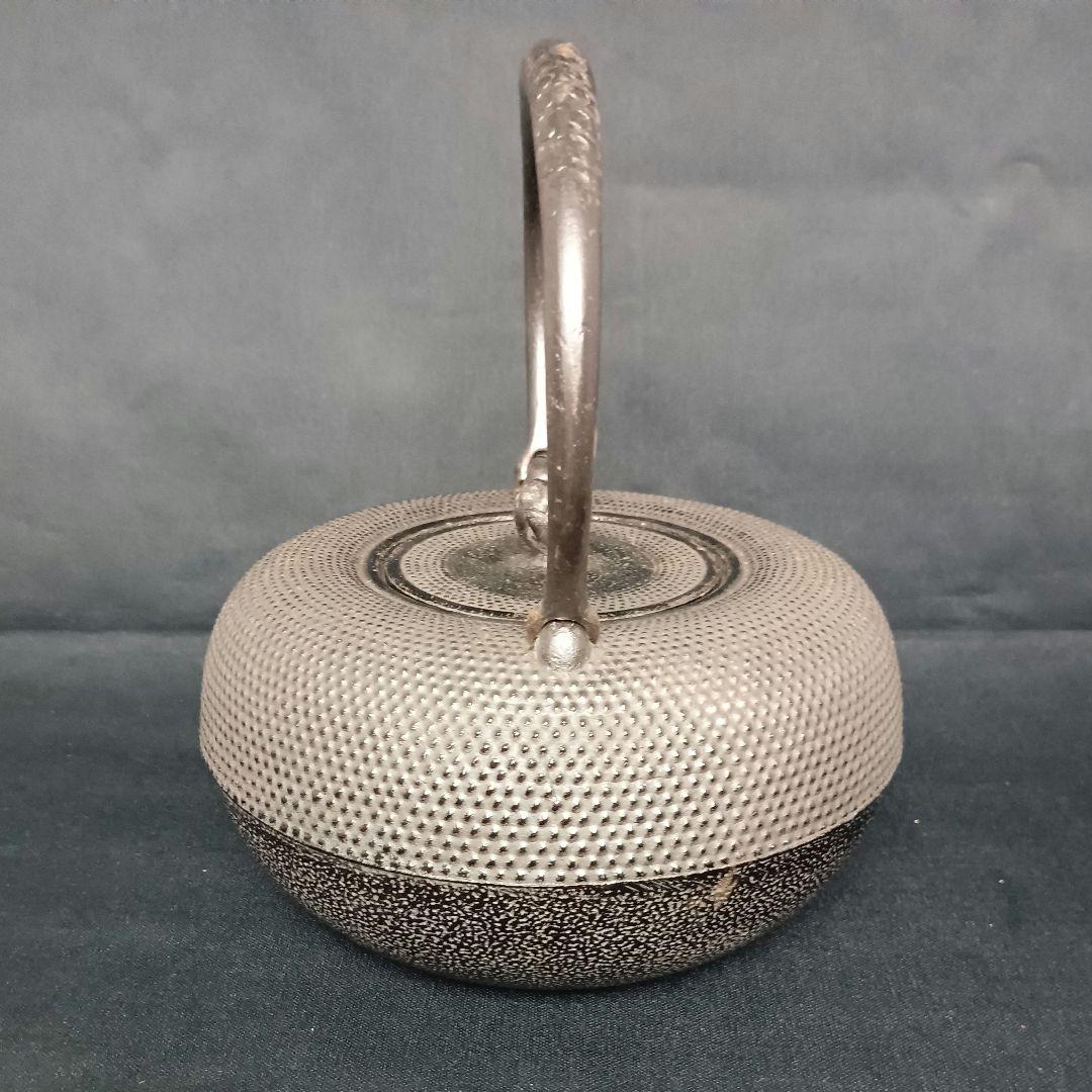 栗文特選 霰地紋 平丸形 蕾摘蓋 鉄瓶