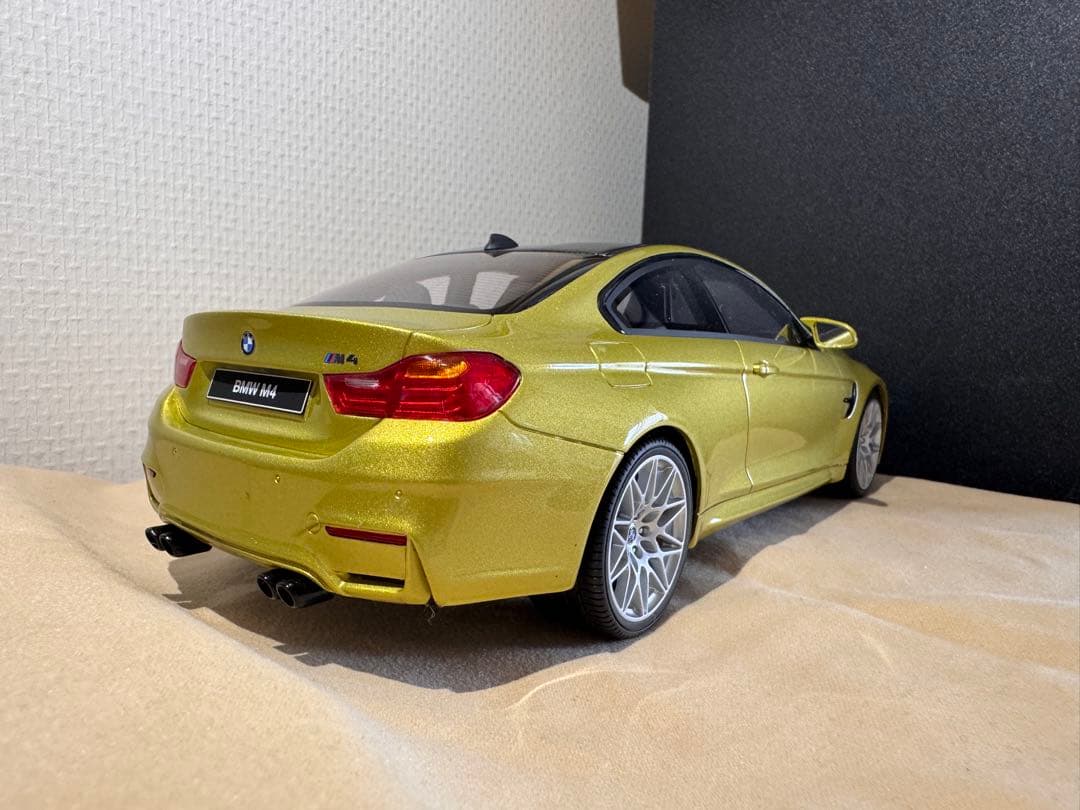  M4 ミニカー イエロー1/18