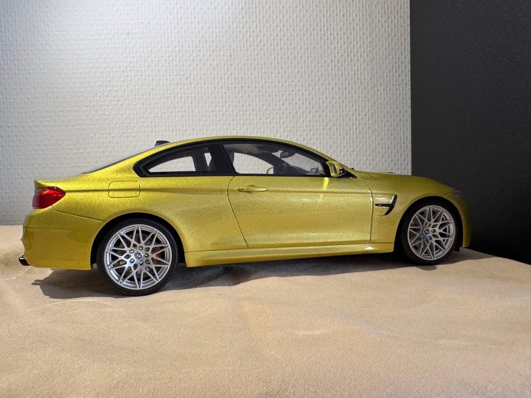  M4 ミニカー イエロー1/18