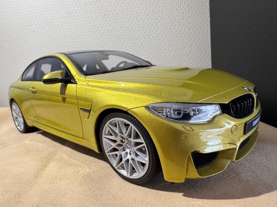  M4 ミニカー イエロー1/18