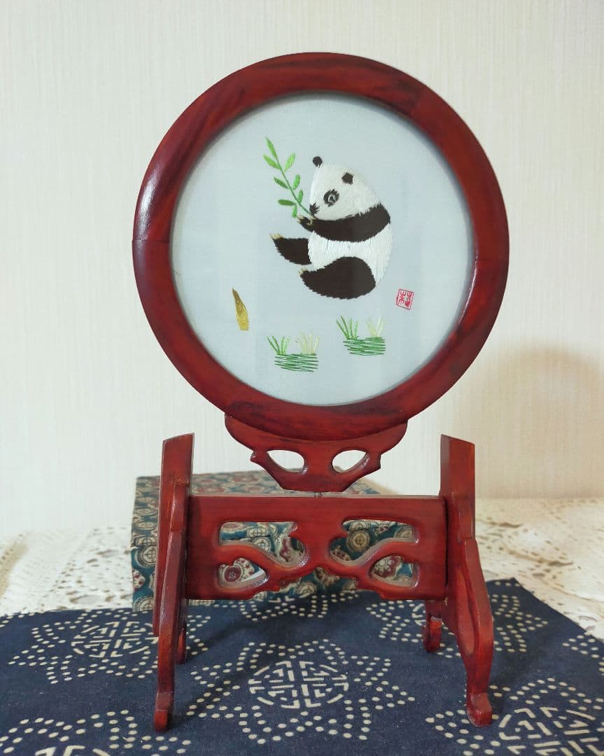 中国伝統工芸品　両面刺繍　可愛いパンダ　わけ有り　木製丸額　スタンド付き