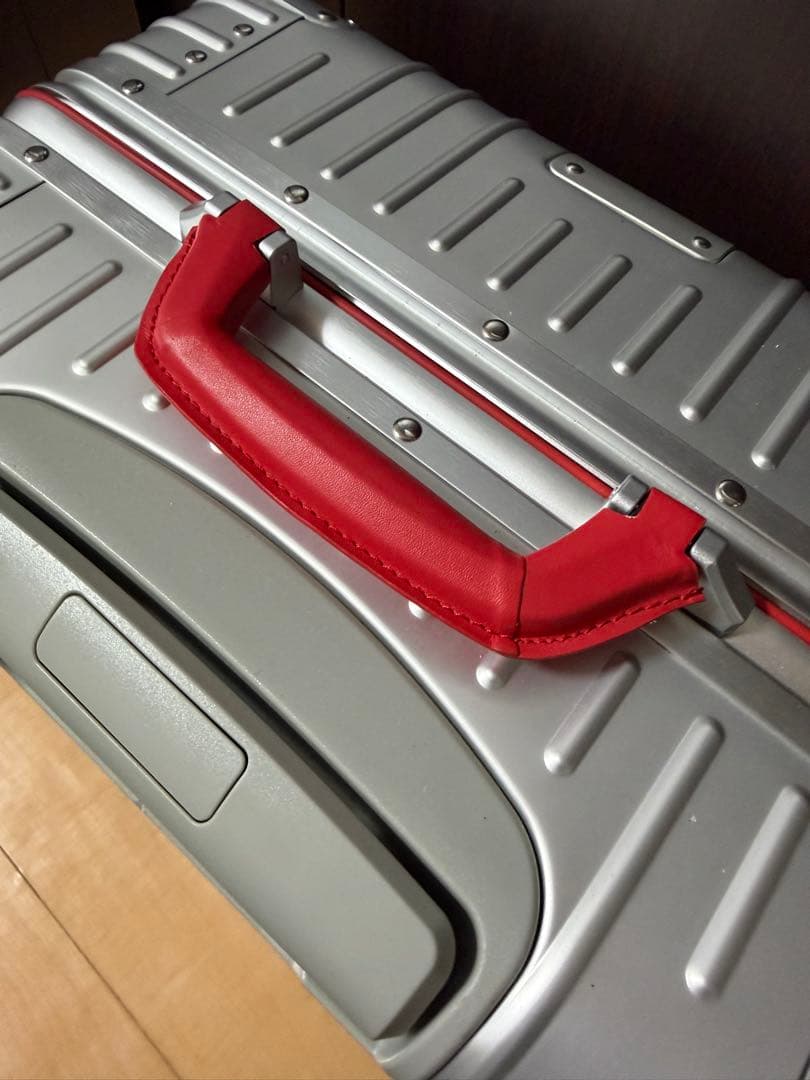 RIMOWA 類似シルバーキャリーケース 4輪