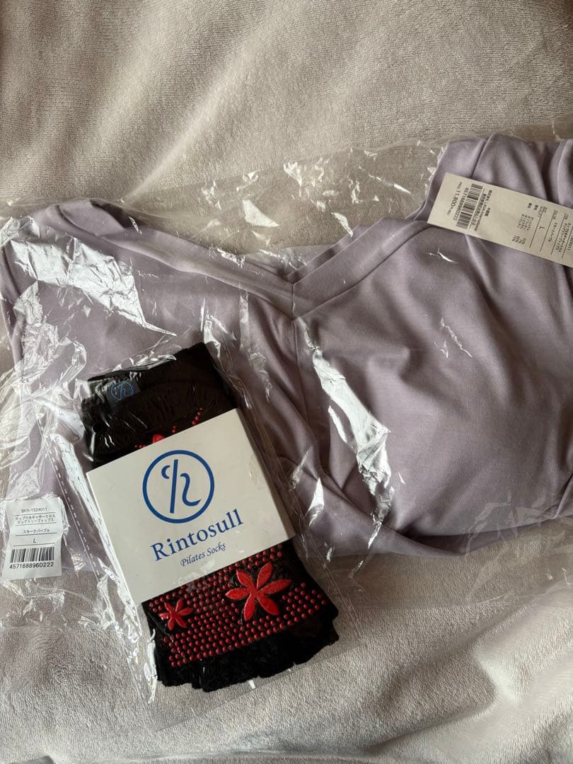 【新品未開封】カップ付きギャザークロスロングスリーブトップス ヨガソックスセット