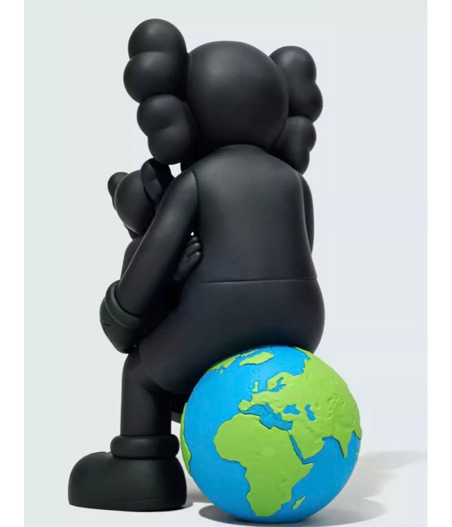 KAWS holiday Thailand フィギュア　ブラック