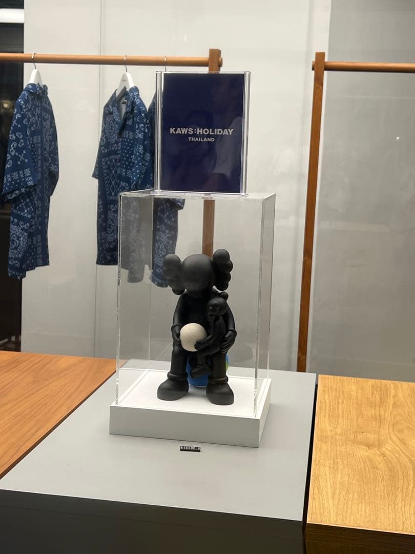 KAWS holiday Thailand フィギュア　ブラック