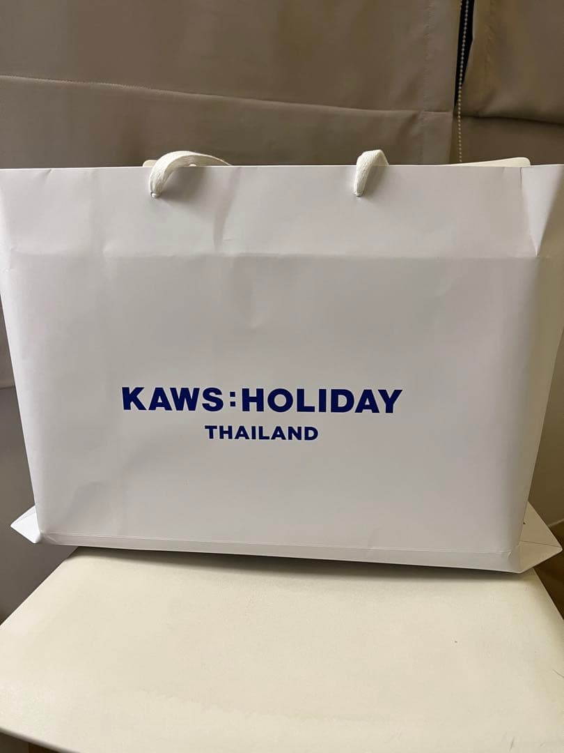 KAWS holiday Thailand フィギュア　ブラック
