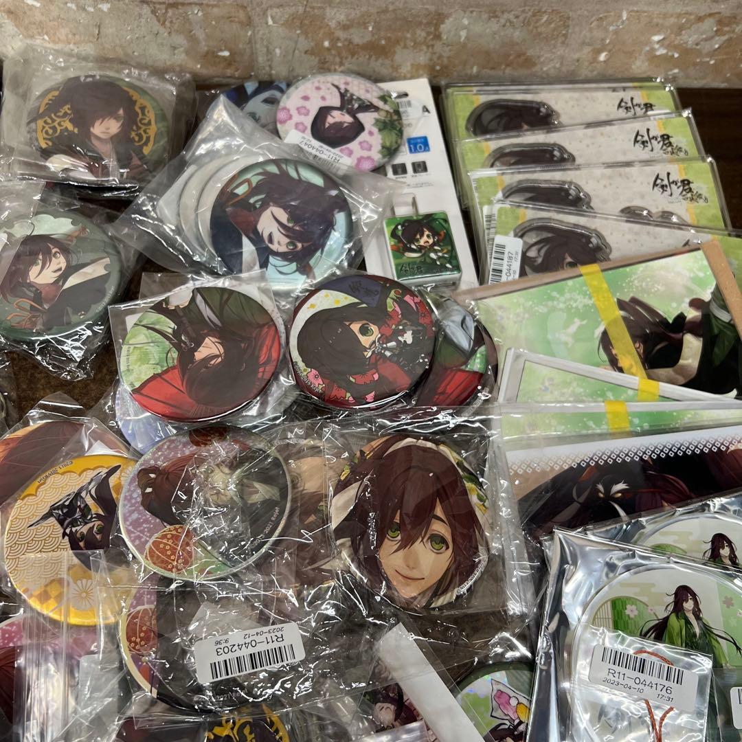 R*O様 Ｍ3【保管品】②剣が君　鈴懸　グッズ　大量　まとめ　缶バッジ　大きめ