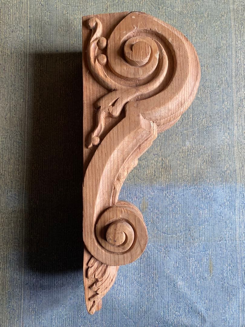 イギリス製、パイン材。バロック風 木製2点彫刻装飾品