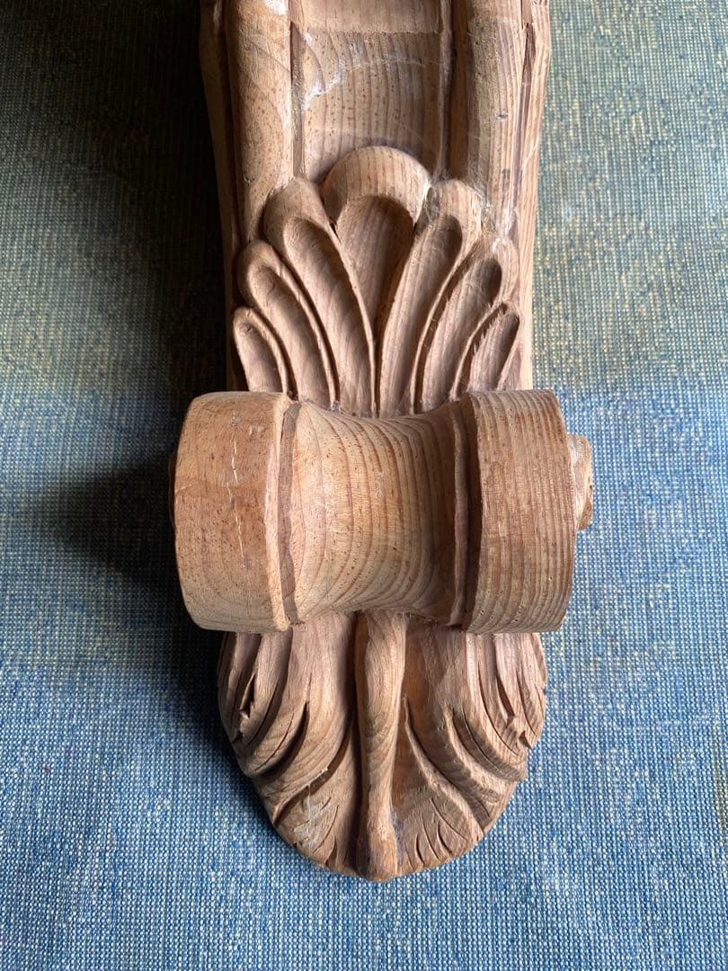 イギリス製、パイン材。バロック風 木製2点彫刻装飾品