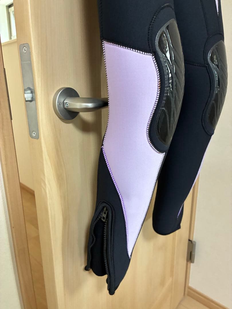 ウェットスーツ 帽子(新品)、説明書、ハンガー、保管用のカバー付き