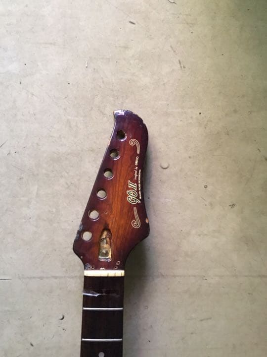 エレキギターのbody、neck