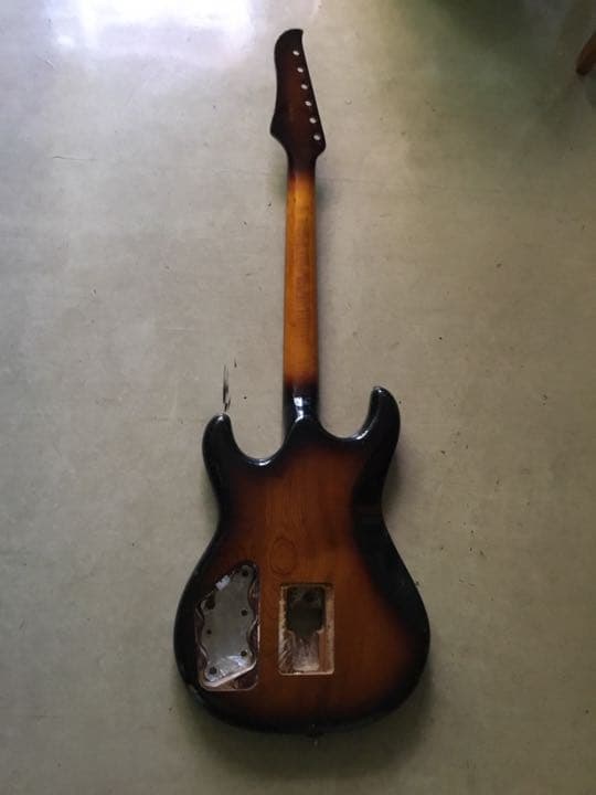 エレキギターのbody、neck