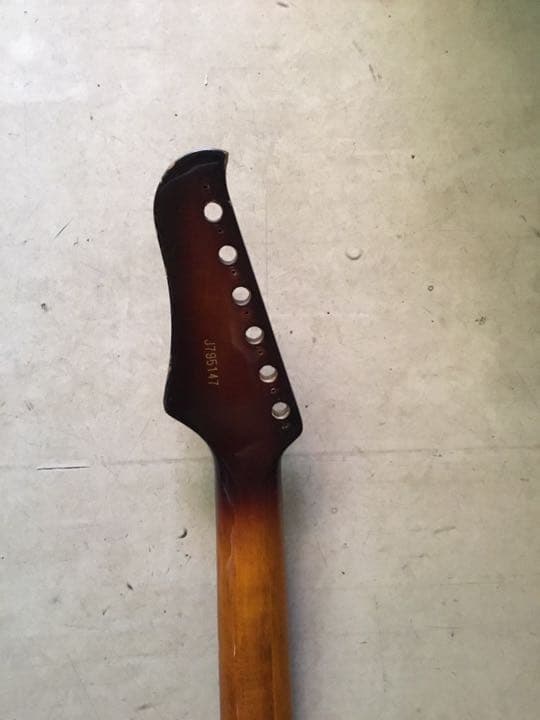 エレキギターのbody、neck