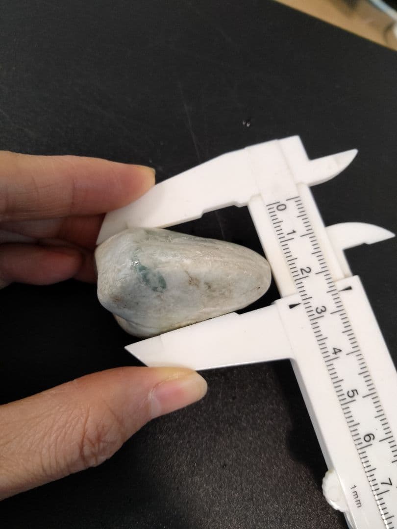 国石翡翠　新潟県 糸魚川市姫川翡翠　緑翡翠　ヒスイ　ひすい原石　翡翠