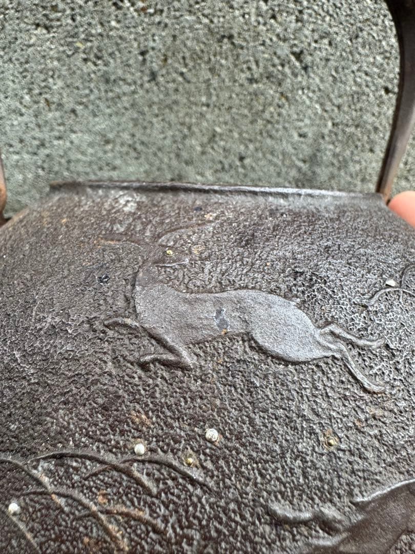 鉄製浮彫り動物模様の鉄瓶 銀象嵌　金粒