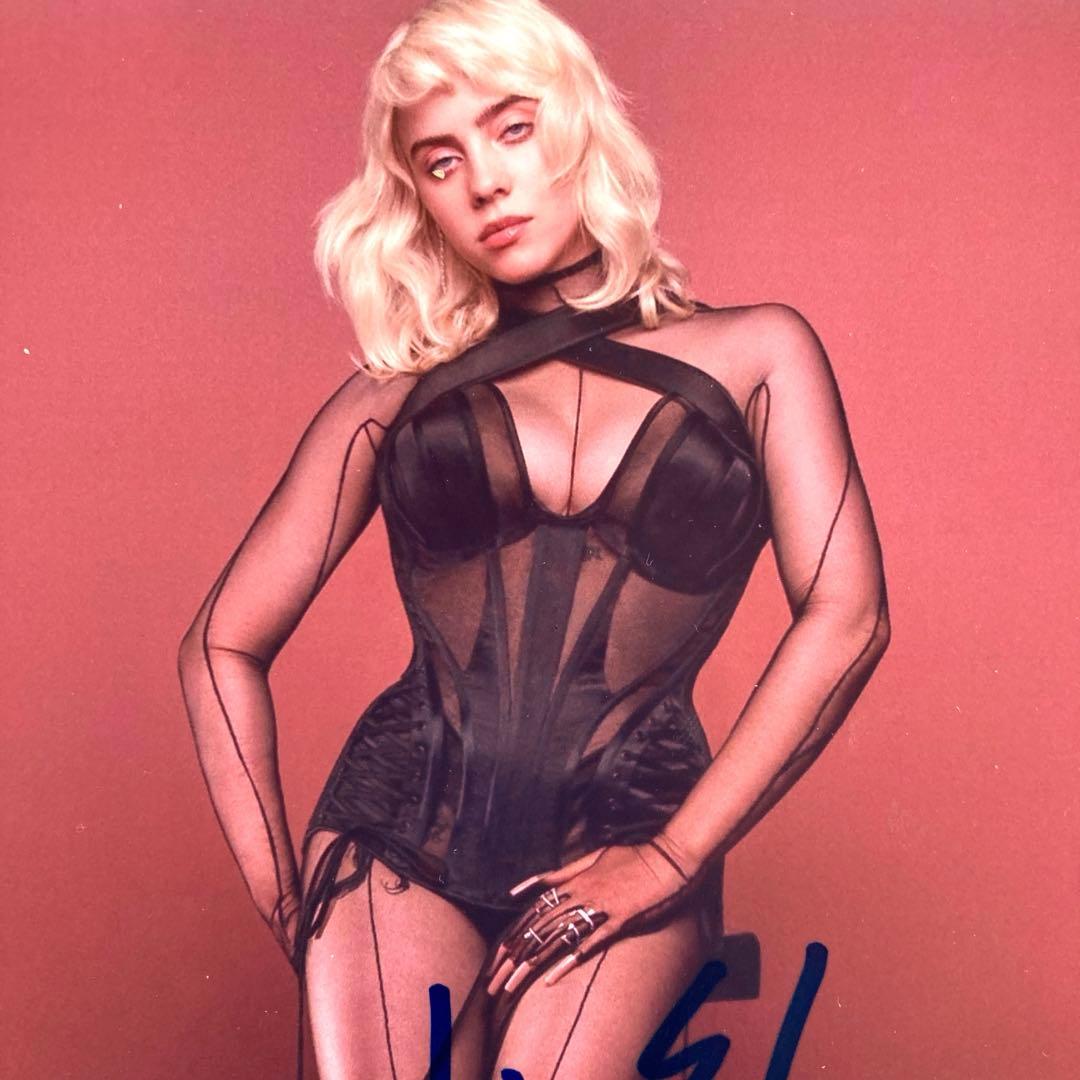 ビリー・アイリッシュ直筆サイン入り2Lサイズ写真…