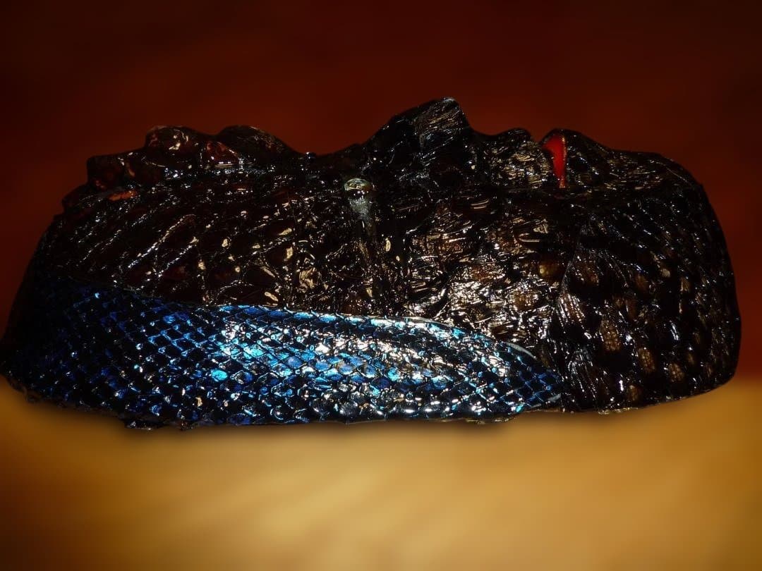 小面の面表面にワニ革（カイマン）と蛇革（パイソン）を張った作品