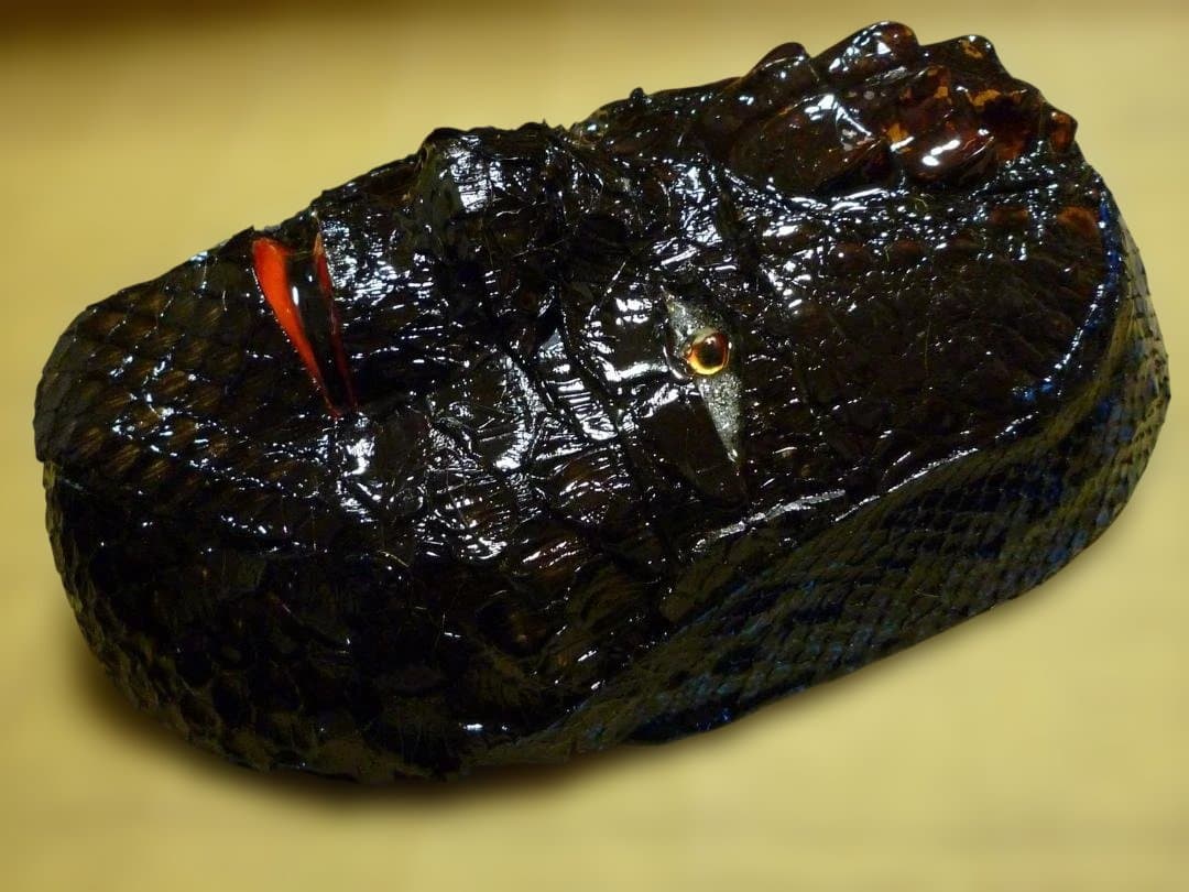 小面の面表面にワニ革（カイマン）と蛇革（パイソン）を張った作品