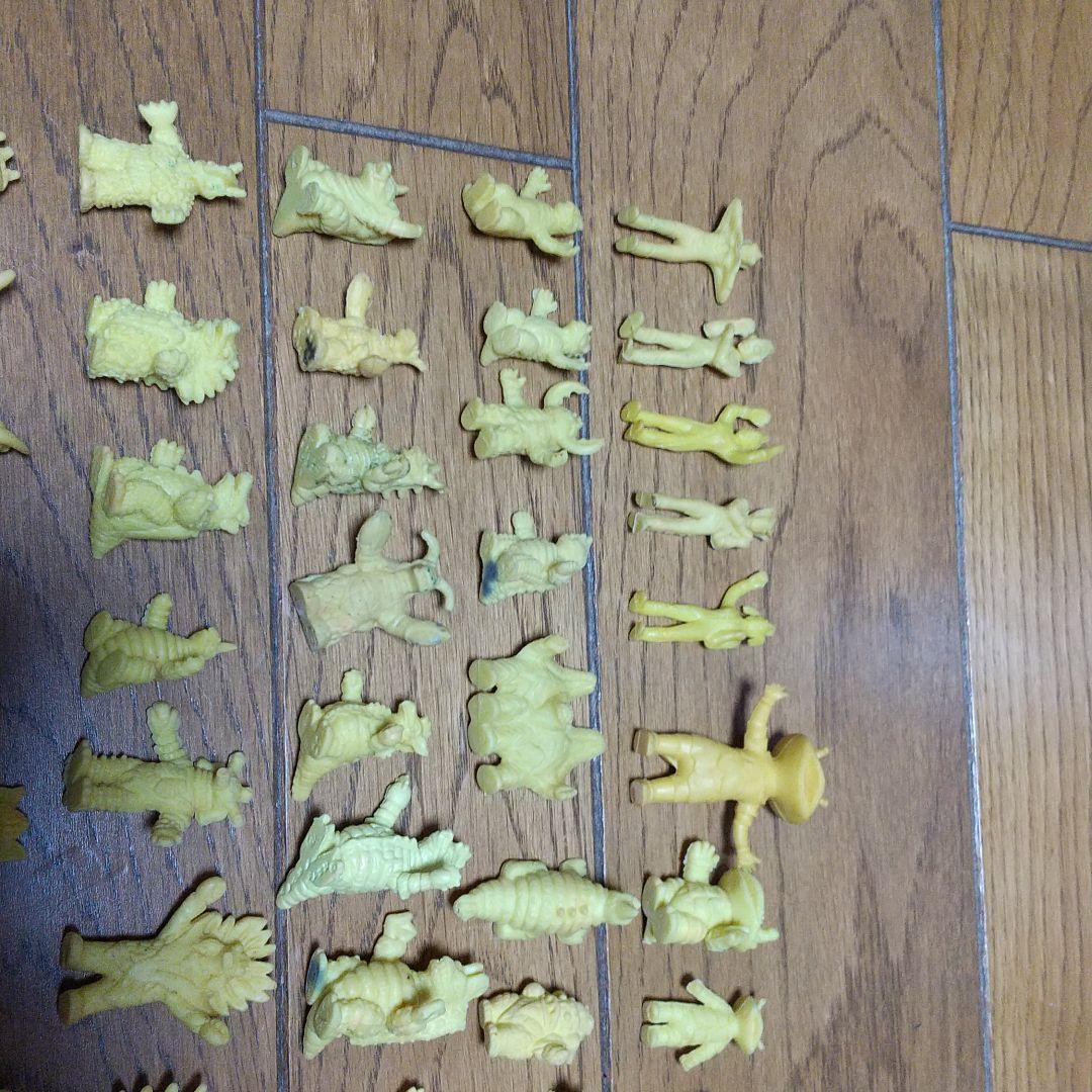 怪獣　ウルトラマン　キン消し　黃色　105 個セット ダブリ無。ポピー　丸越製。