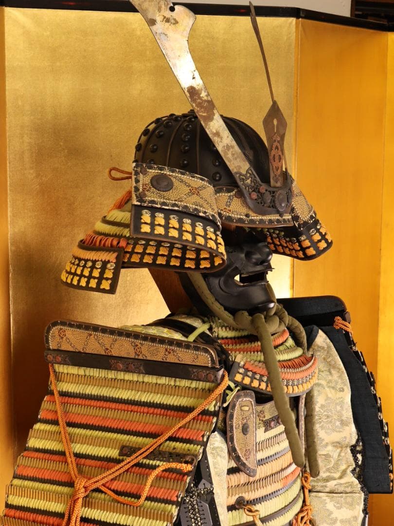 BY10　甲冑　具足　剣独鈷紋前立　黒胴当世素掛 緋縅　鎧櫃付き　等身大　武具