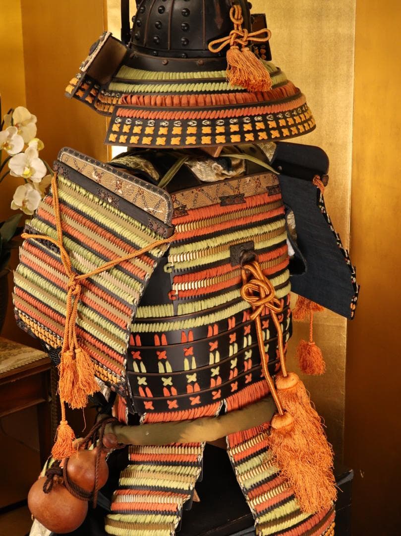 BY10　甲冑　具足　剣独鈷紋前立　黒胴当世素掛 緋縅　鎧櫃付き　等身大　武具