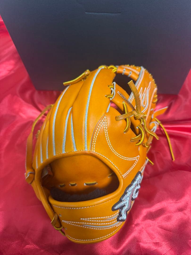 RYU硬式グラブ　内野手用　（数量限定モデル）（銀ラメ　ラベル）未使用