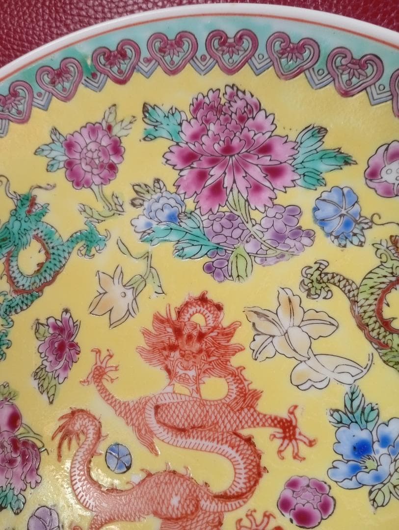 『中国景徳鎮』粉彩 龍文 花文 飾皿 レトロ アンティーク 龍と花模様の陶器 皿