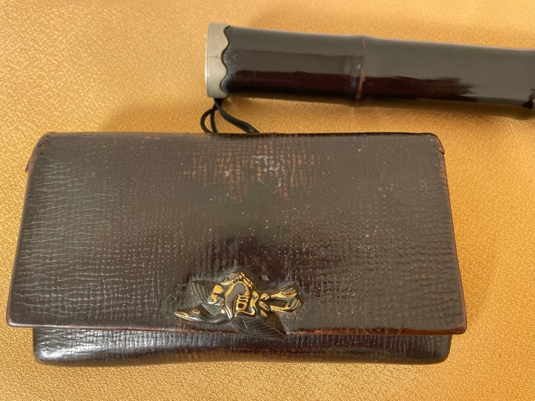 日本製アンティーク　キセル筒付き革製タバコ入れ