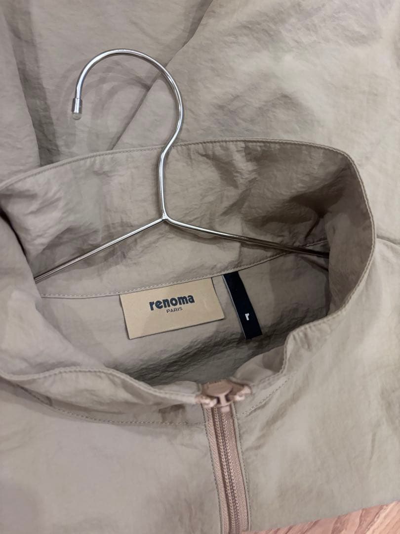 ビッグロゴナイロンジャケット　Lサイズ　ベージュ