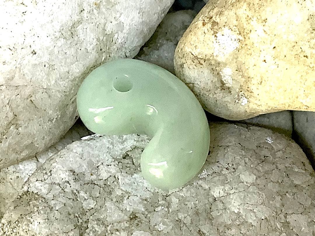 ✳摩訶不思議なお守り　糸魚川翡翠勾玉　極上高額材料使用　本物天然ひすいのお守り‼️