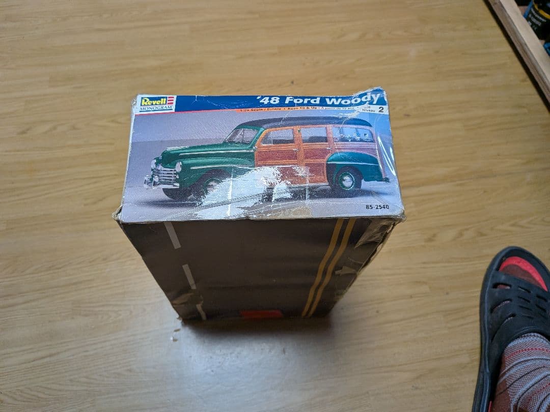 Revell 48 Ford Woody プラモデル箱はボロボロ中身は未開封です