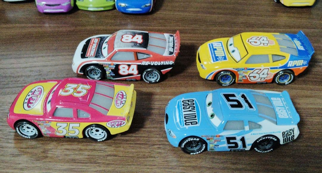 カーズマテル　ピストンカップレーサー　13台セット