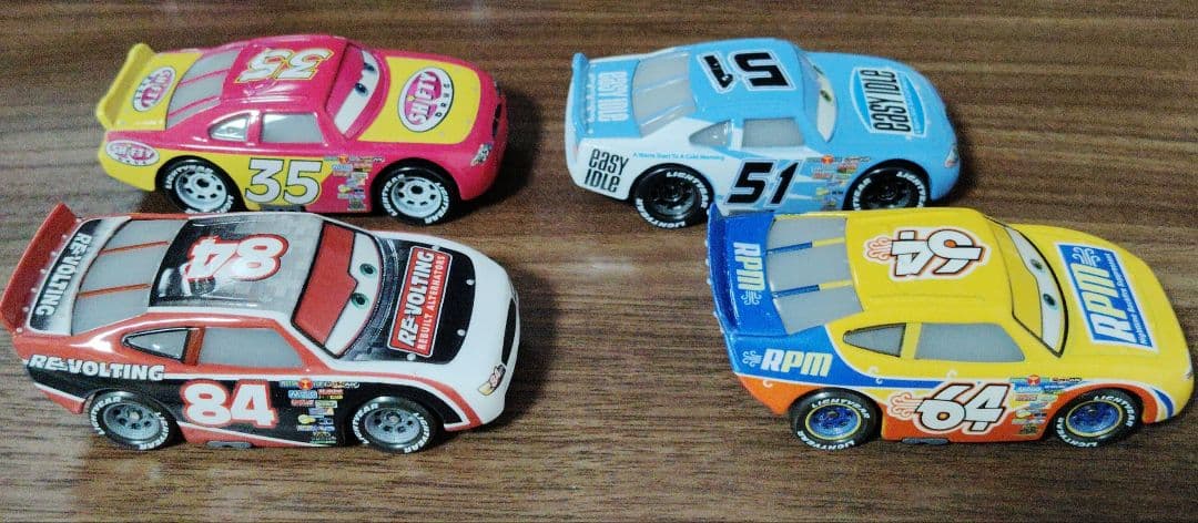 カーズマテル　ピストンカップレーサー　13台セット