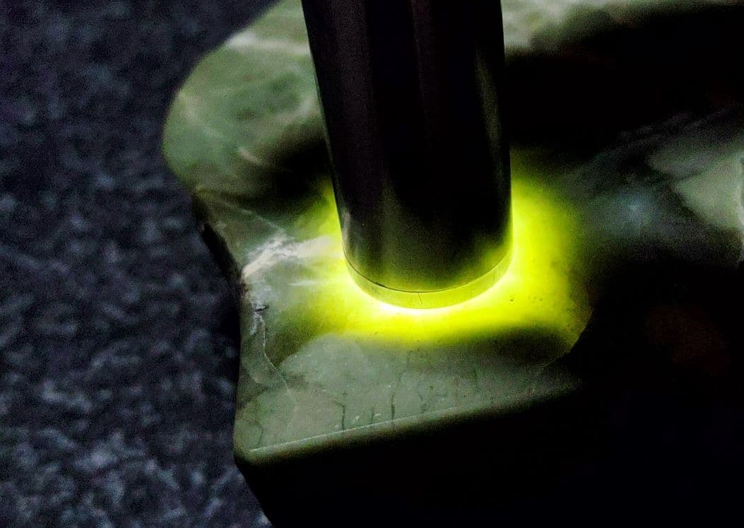 ★翡翠原石★幻の翡翠【秩父軟玉・三沢ヒスイ2面カット663ｇ】