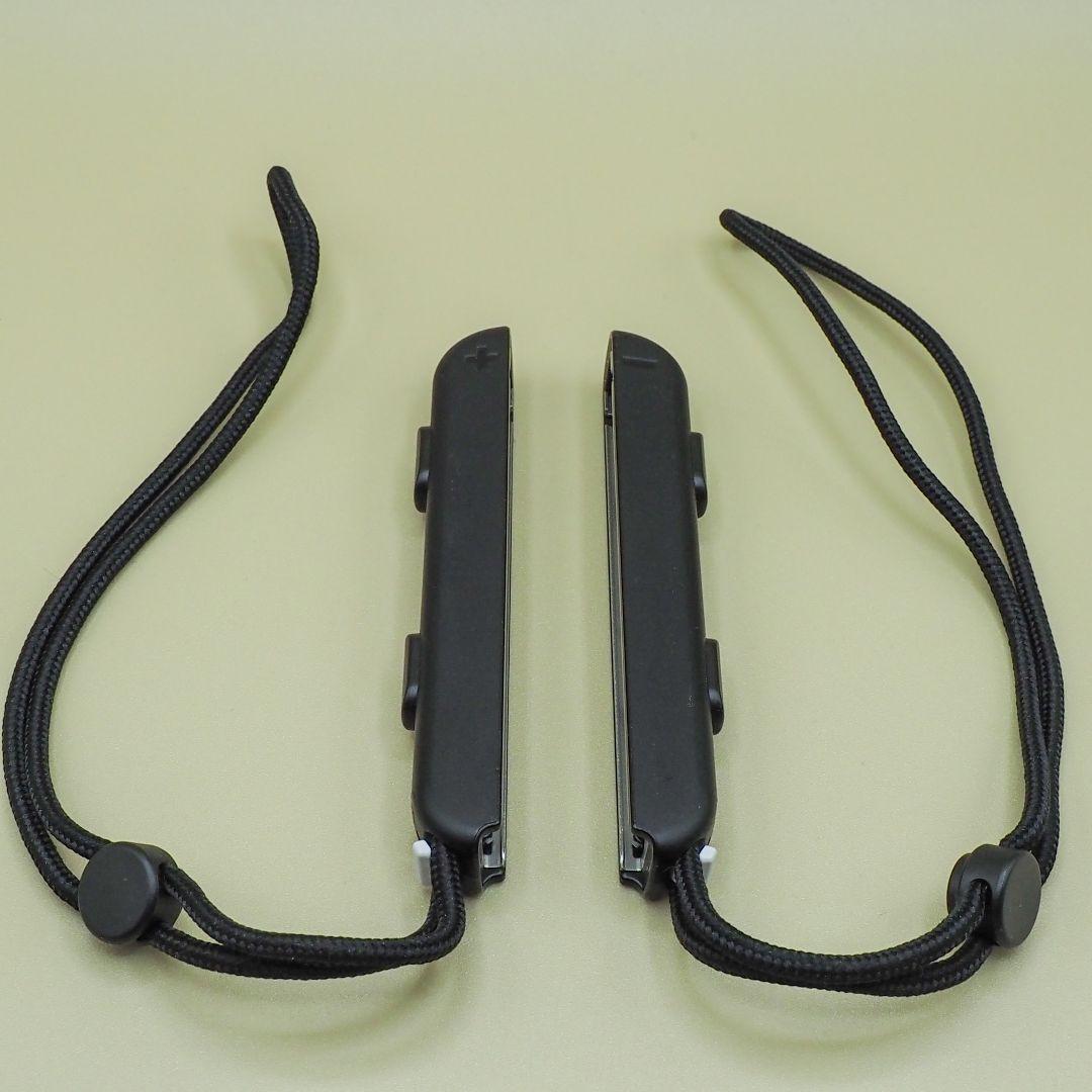 Nintendo Switch 本体と、USBハブスタンド、無線コントローラー