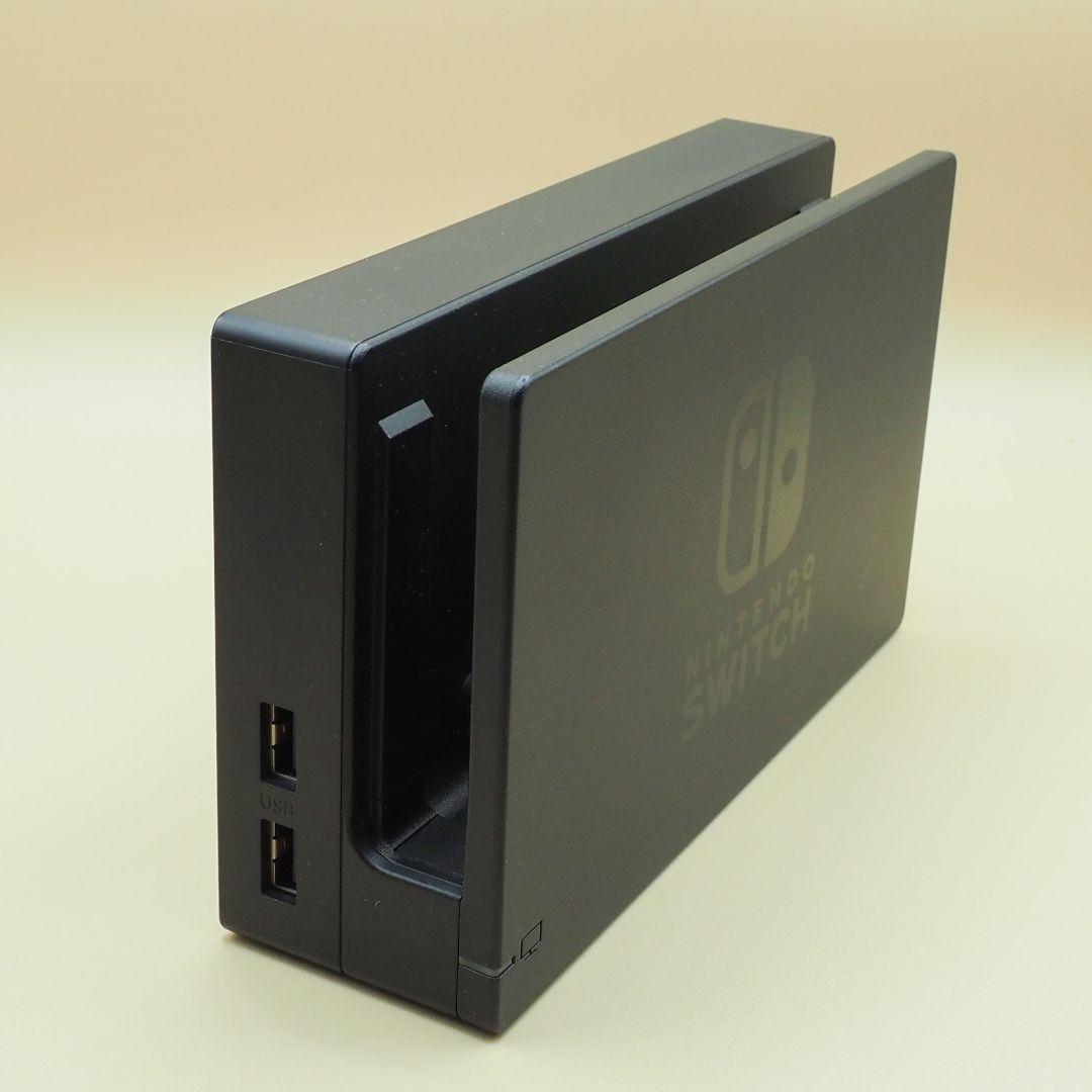 Nintendo Switch 本体と、USBハブスタンド、無線コントローラー