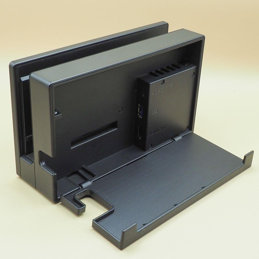 Nintendo Switch 本体と、USBハブスタンド、無線コントローラー