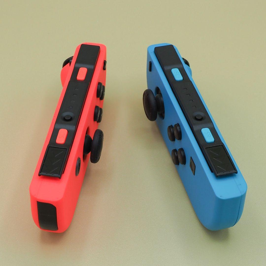 Nintendo Switch 本体と、USBハブスタンド、無線コントローラー