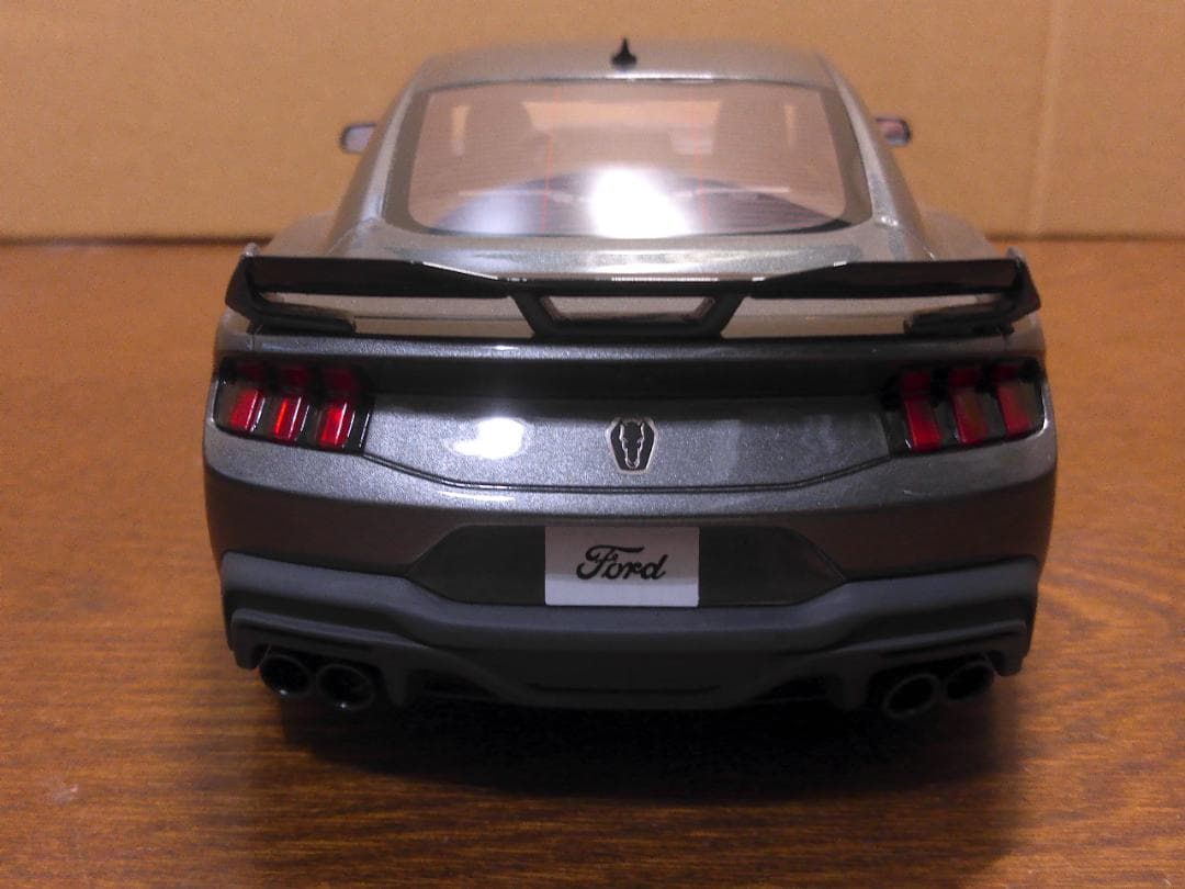 1/18 フォード マスタング ダークホース 2024(カーボナイズドグレー)