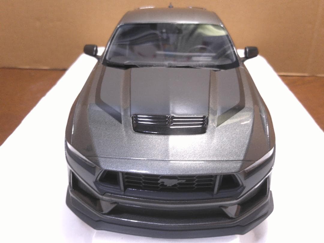 1/18 フォード マスタング ダークホース 2024(カーボナイズドグレー)