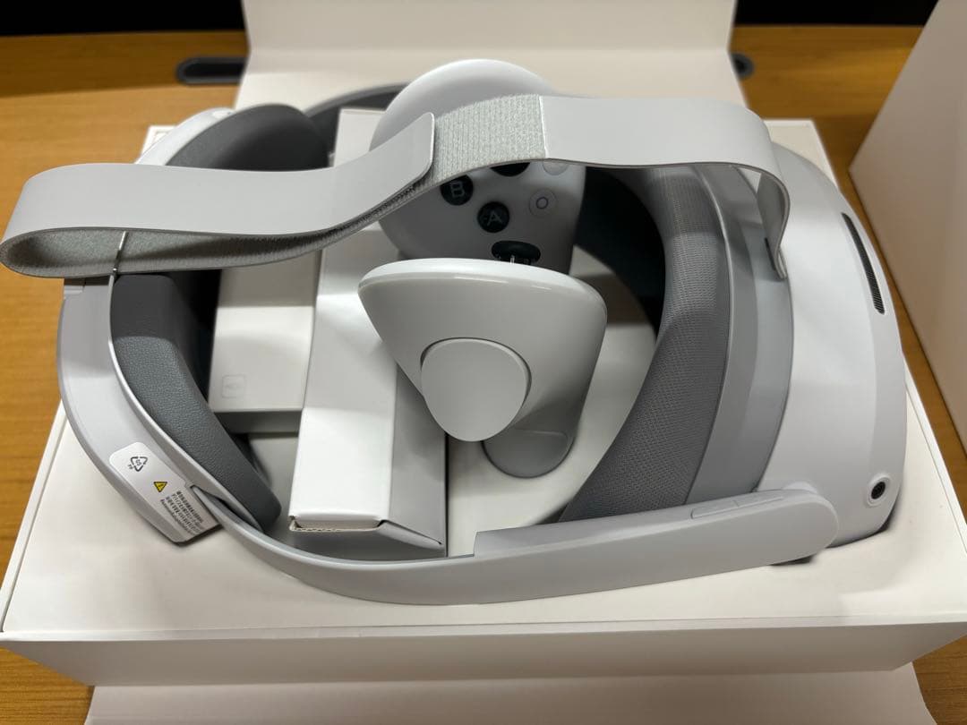 PICO 4 Ultra VRヘッドセット + モーショントラッカー付き