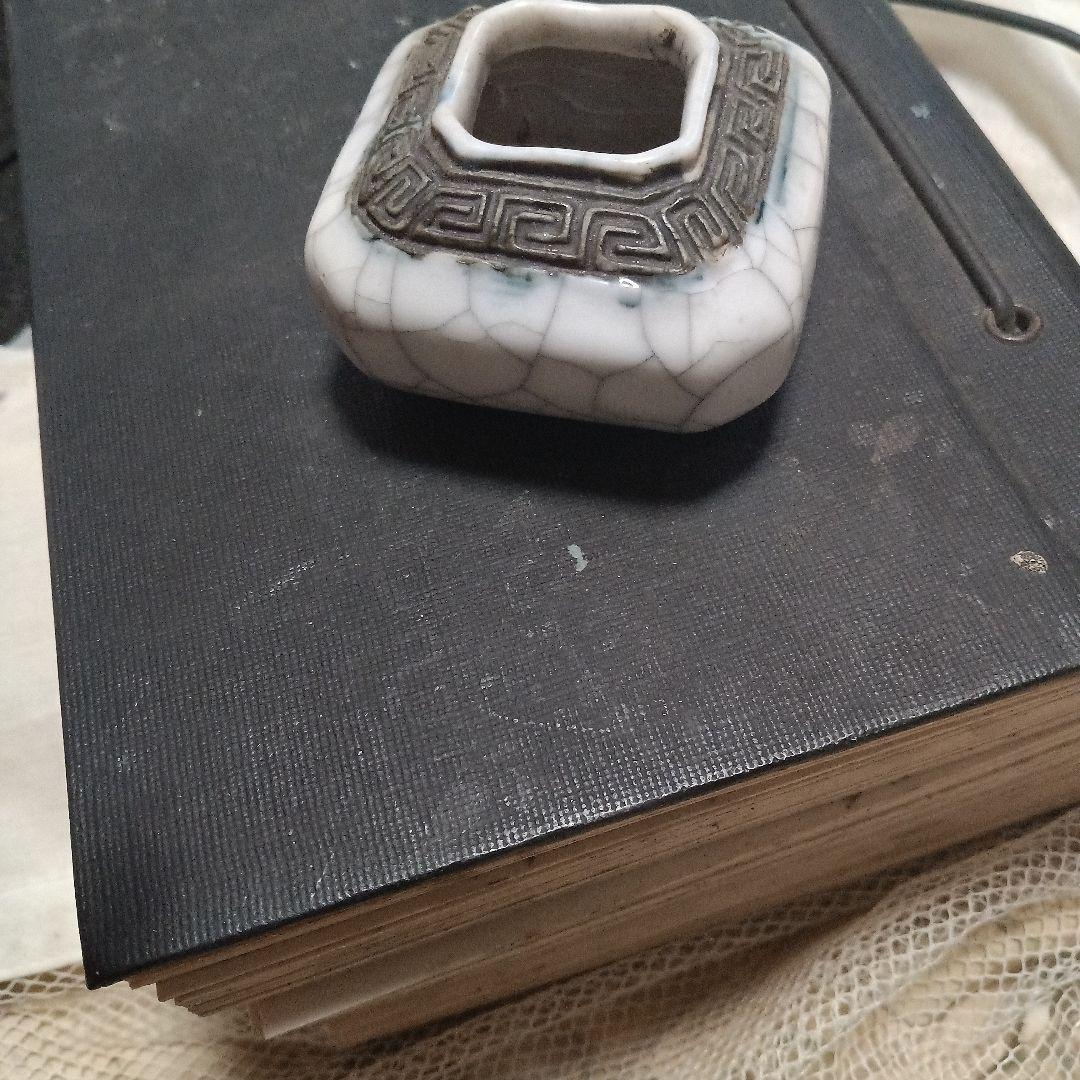 製化年製　1900年代初期　幾何学模様の白色陶器