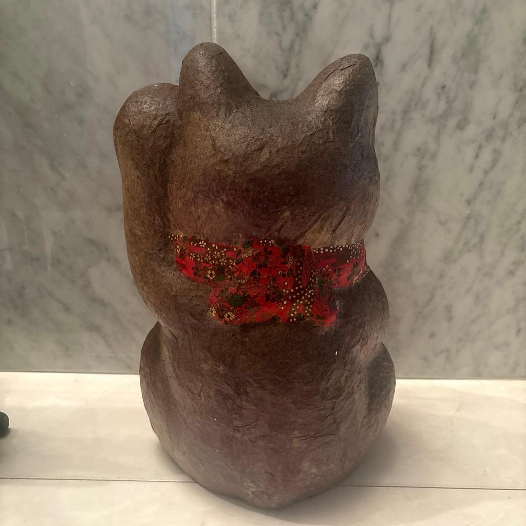 青が散る様ヴィンテージ大きな瞳や繊細に描かれた花模様の前掛けが美しい張子の招き猫