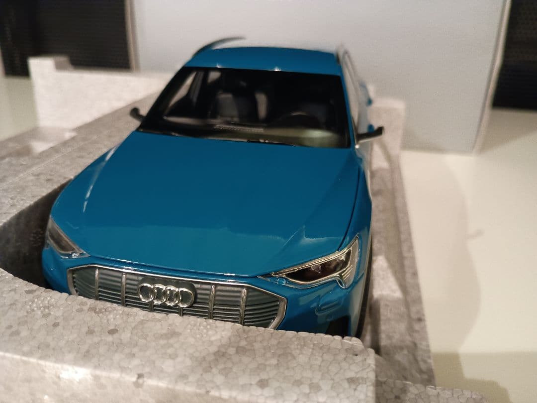 ノレブ NOREV 特注品 アウディ Audi e-tron 1/18