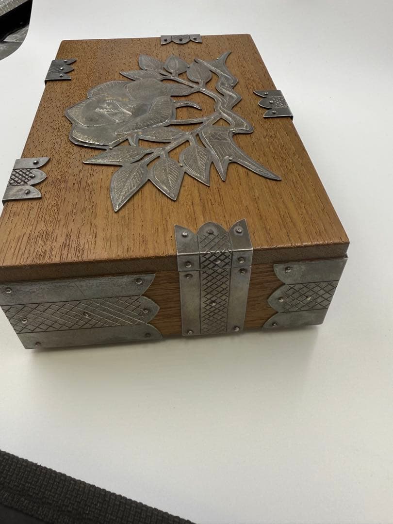 純銀木製ボックス 花の彫刻