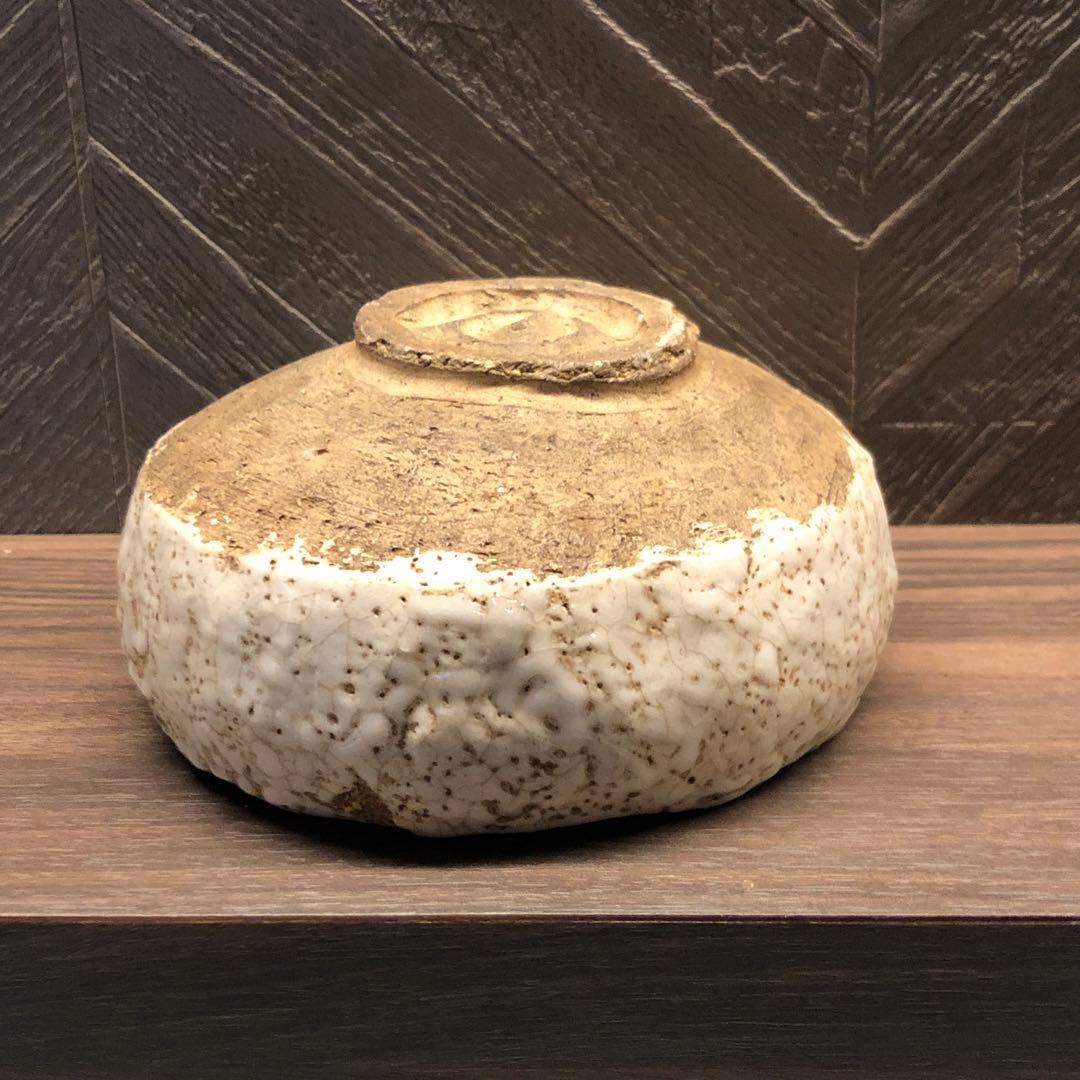 究極の美◾️蔵から白い釉薬がぼこぼこしたかなり凄そうな抹茶茶碗が出て来ました。