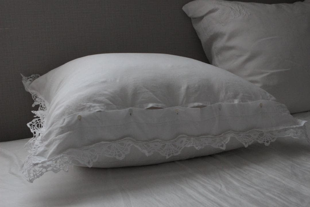 フランスアンティーク・クッションカバー \"J・C\"ドロンワーク/白糸刺繍